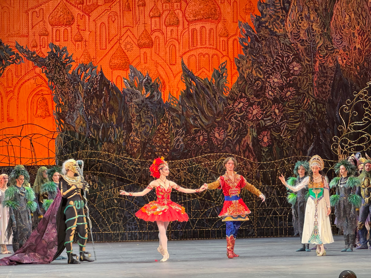 Поклоны после спектакля. Фото автора статьи.