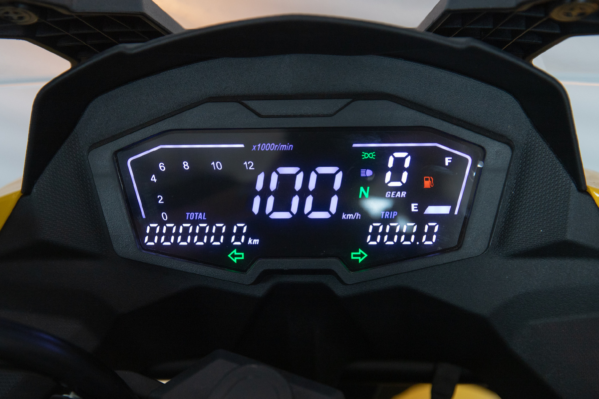 На лаконичной приборной панели Ataki Carrera высвечивается вся необходимая информация