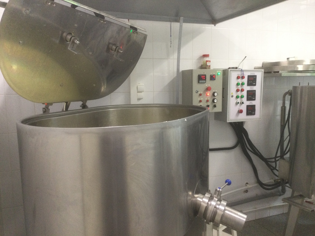 Здесь начинается процесс изготовления сыра