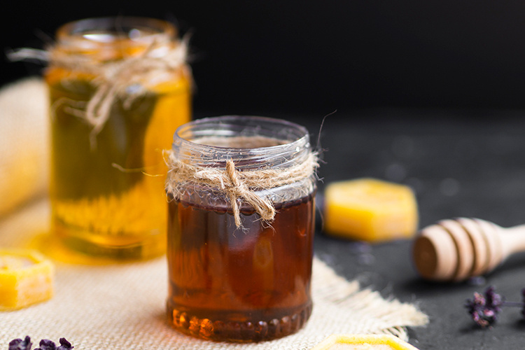    Маркировать придется картофель быстрого приготовления, зерновые продукты для завтрака (в том числе не требующие термической обработки), мед, продукты на его основе, продукты пчеловодства, в том числе искусственный мед.   
Фото: freepik.com