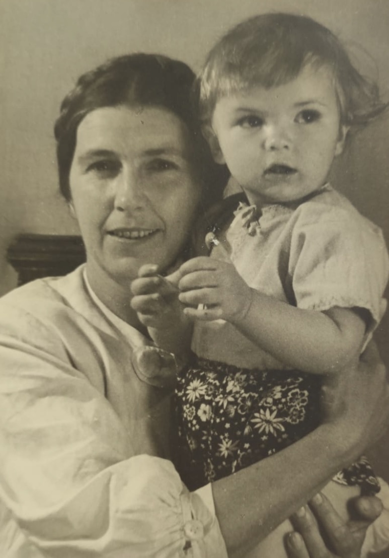 Елена Ивановна Иванова (девичья фамилия Виноградова). На фото она и ее сын Михаил