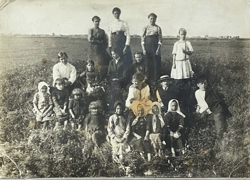 Старинная фотография 1913 года. Бабушка сидит во втором ряду (если считать от верхней части фотографии). 