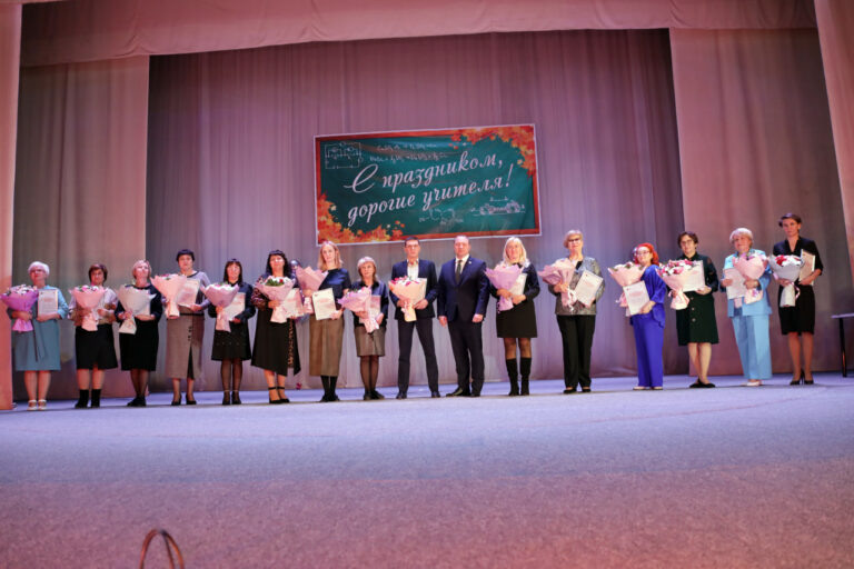    «Уральская Сталь» премировала лучших педагогов Новотроицка «О»