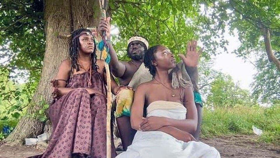     Семейная пара основала "африканское королевство" в шотландском лесу facebook*/We love the Great Zimbabwe