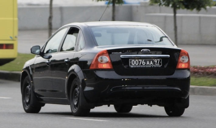 Кто ездит на машинах с черными номерами и нужно ли пропускать такие авто?