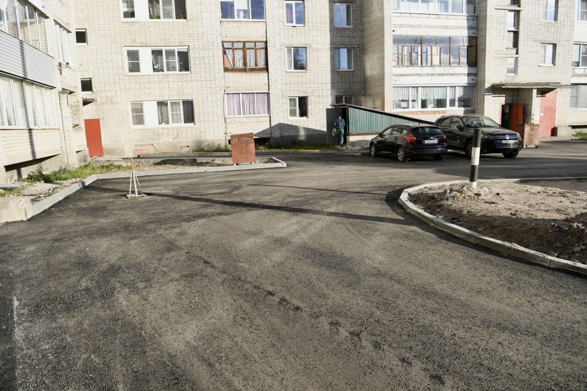    Двор дома №3 по улице Строителей в Сегеже. Фото: «Республика» / Оксана Кудряшова