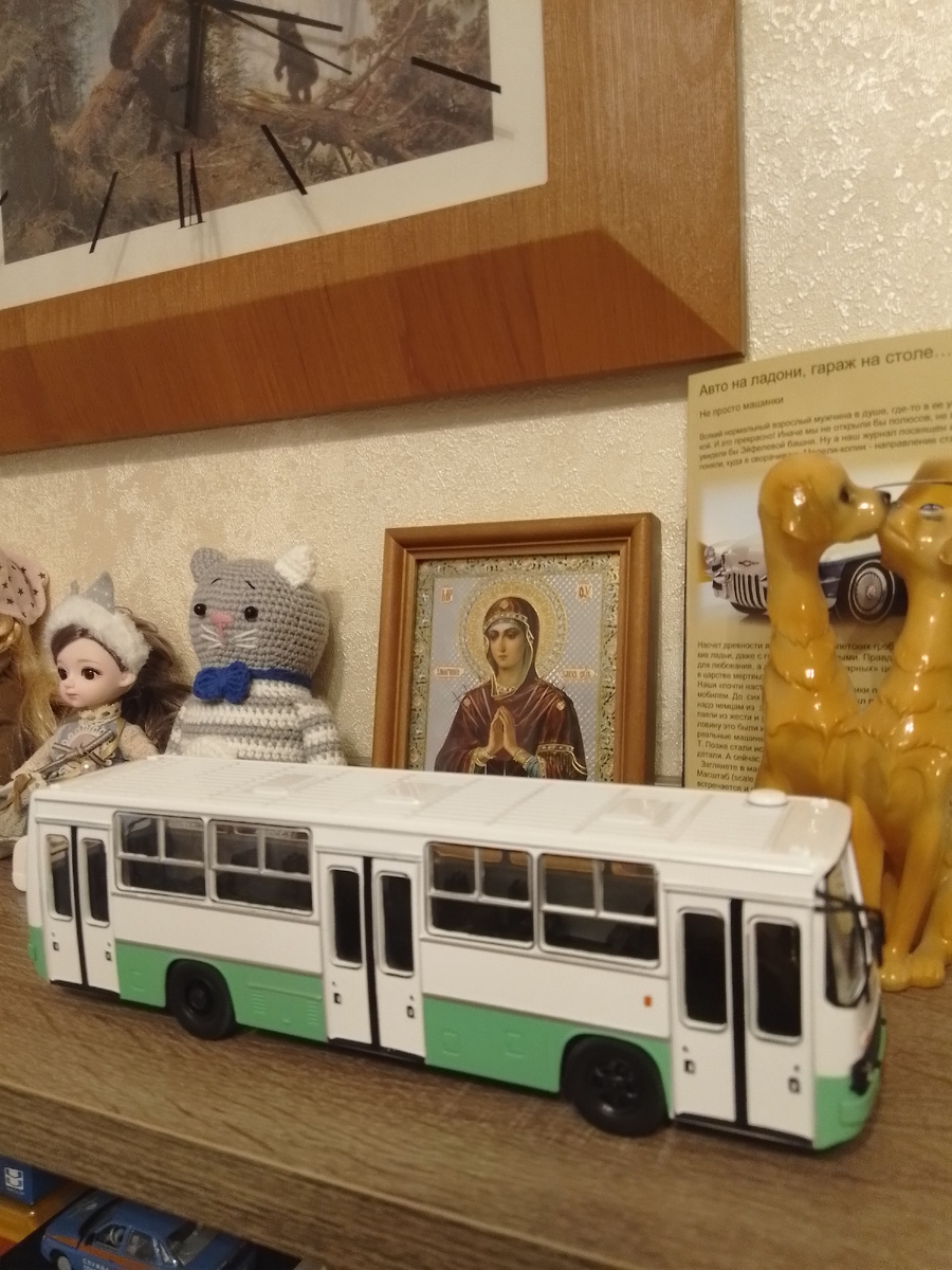 Модель автобуса Икарус-260 с дверьми планетарного типа.