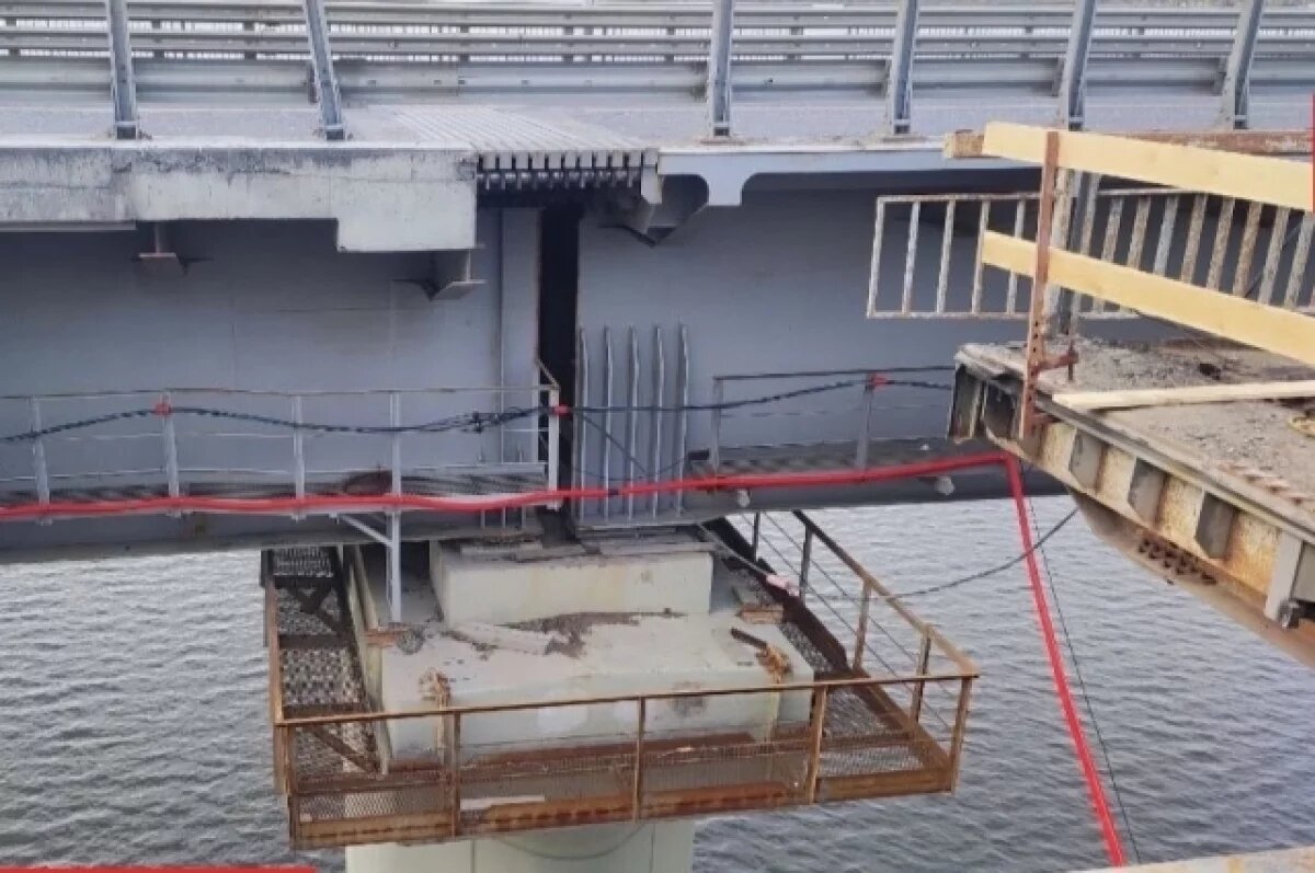    На Чусовском мосту идут ремонтные работы.