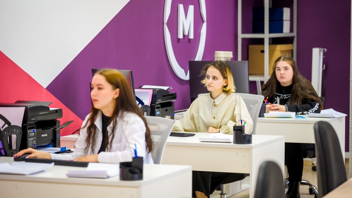    44 организации СПО в Югре отмечают профессиональный праздник