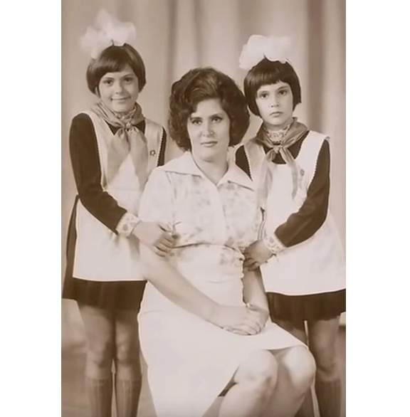 Лидия с семтрой и матерью. 