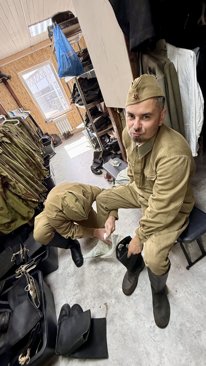 Блогер Константин Нечетов наматывает портянки блогеру ПавЭлу Сажину.