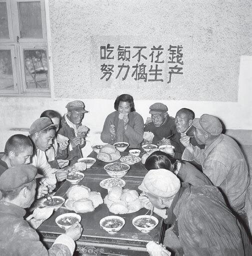 Общественная столовая народной коммуны. Слоган на стене гласит: «Не нужно платить за еду, сосредоточьтесь на производстве»