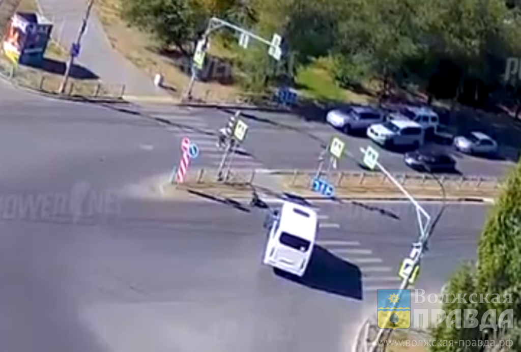 Скриншот с видео POWERNET📷    Слава Богу, жив: в Волжском маршрутка снова снесла самокатчика
