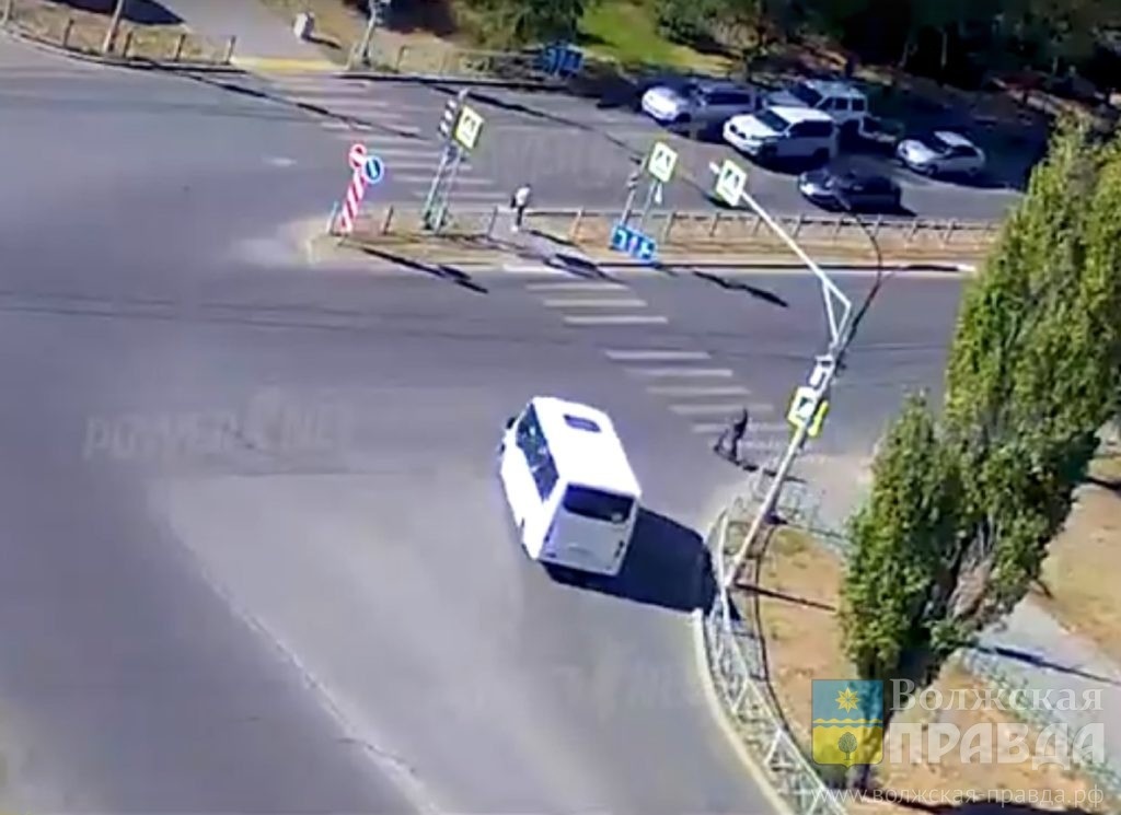 Скриншот с видео POWERNET📷    Слава Богу, жив: в Волжском маршрутка снова снесла самокатчика
