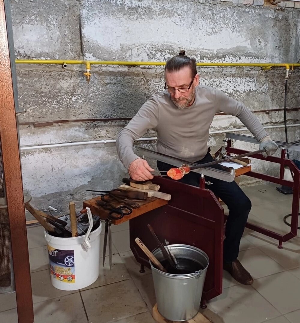    Александр Фокин занимается «стеклянным» делом более 40 лет. Фото: Предоставлено героем публикации