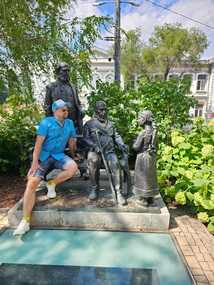 Фото автора . В памятнике отражены три поколения Аксаковых: сын, отец и внучка
