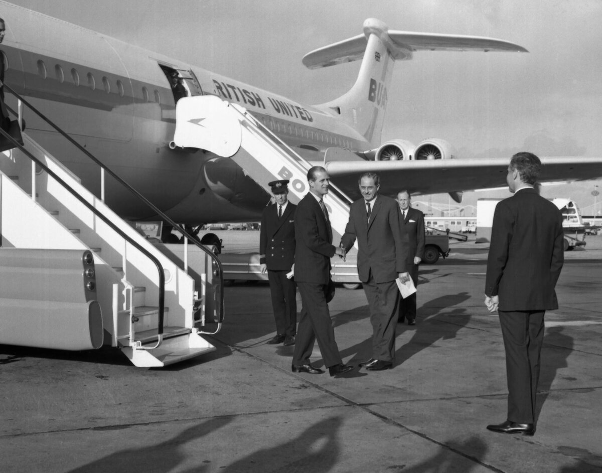 принц Филипп, а позади, в фуражке, отец Майкла Миддлтона