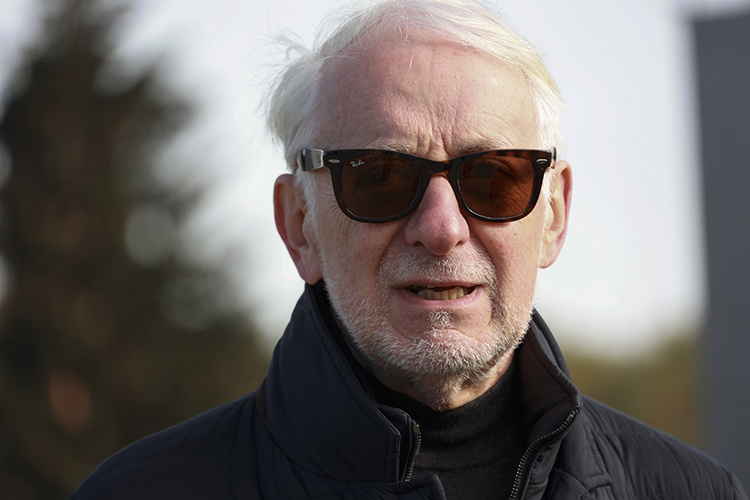    Одним из первых появился журналист Виктор Лошак. Было видно, что к Коротичу он относился с большой теплотой, он рассказал, что у покойного была непростая судьба