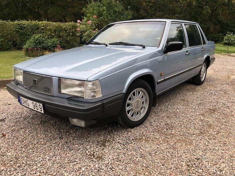 Похожа на Австралийку = Вольво 740 - Даже цвет такой.