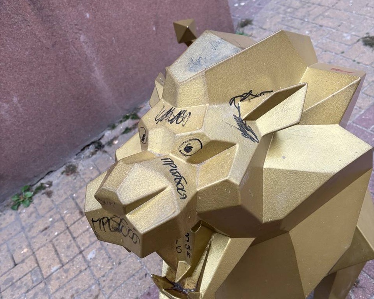     В Курске вандалы повредили скульптуру льва около торгового центра на улице Ленина