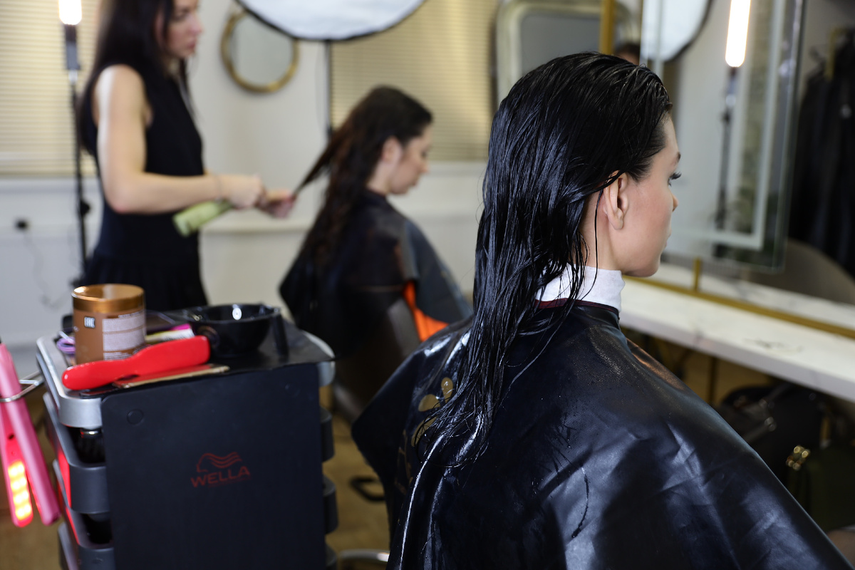 Выпрямление волос в салоне