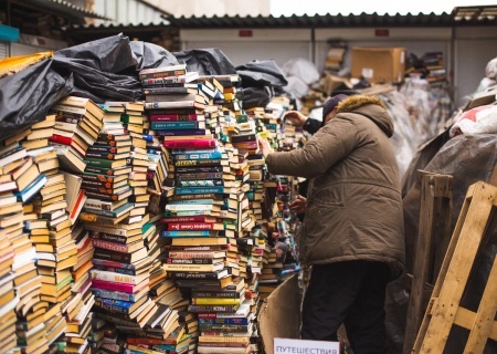    "Фашизм начинается с запрета книг": украинцы возмущены изъятием "активистами" русскоязычных книг на книжном рынке в Киеве