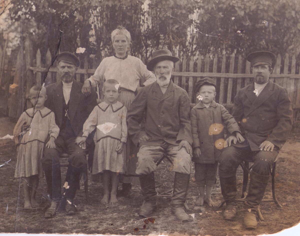 Сергей Матвеевич Евстигнеев сидит в центре. Фото начала 1920-х годов