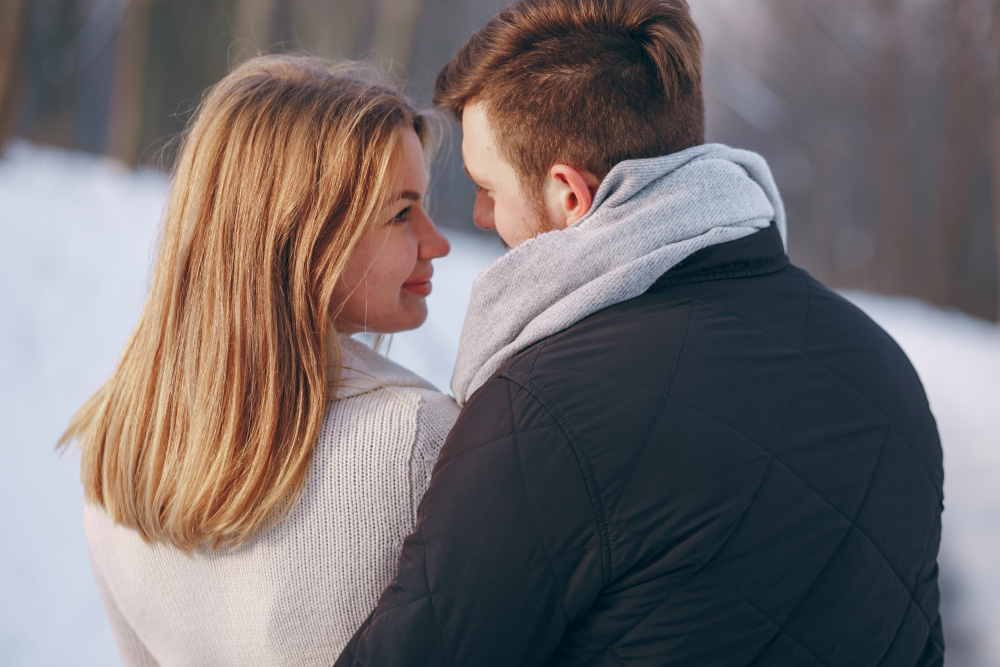 Мужчина и женщина после развода сохраняют уважение и спокойное общение
