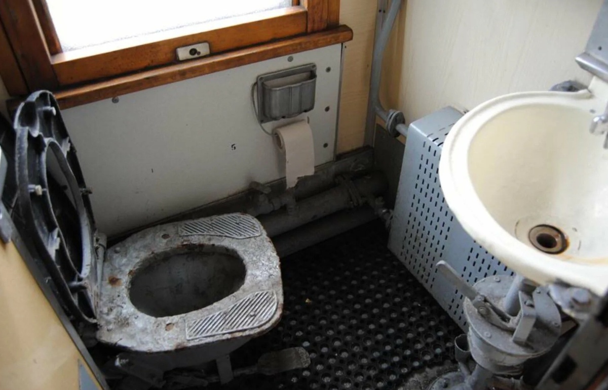    Туалет в старом поезде. Источник фотографии: hdpic.club