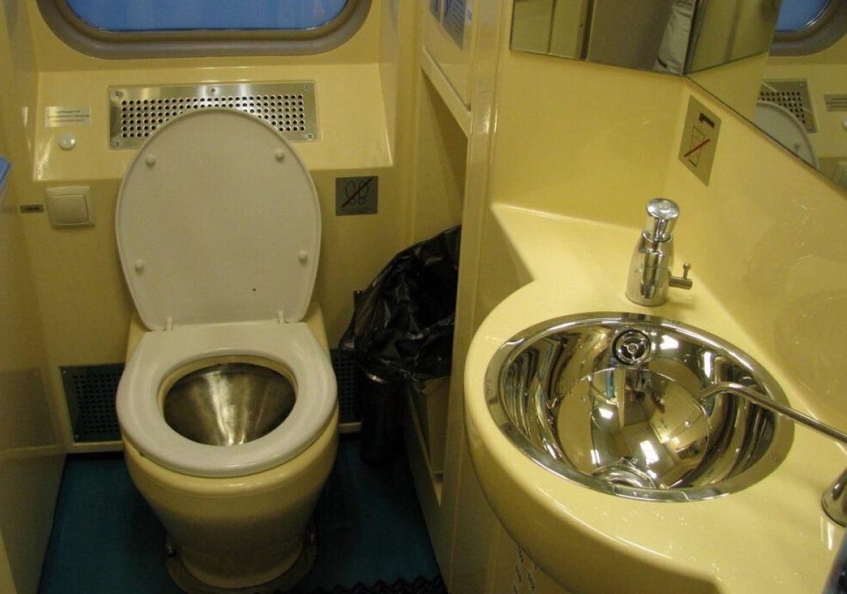    Чаще всего туалет в поезде сегодня выглядит так. Источник фотографии: liter.kz