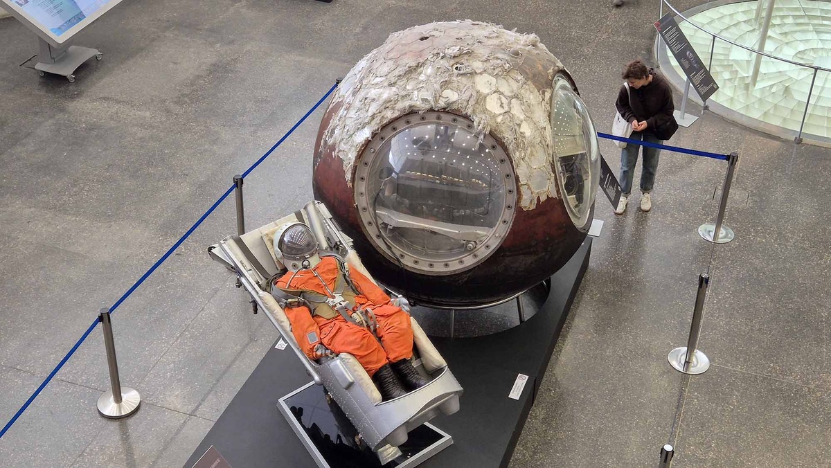 В 1961 году спустя пару месяцев после полета в космос Юрий Гагарин приехал в Калугу и заложил первый камень будущего музея. Музей истории космонавтики решили построить в Калуге, так как здесь жил и трудился основоположник отечественной космонавтики — Константин Циолковский. Листайте галерею, чтобы увидеть ещё фото