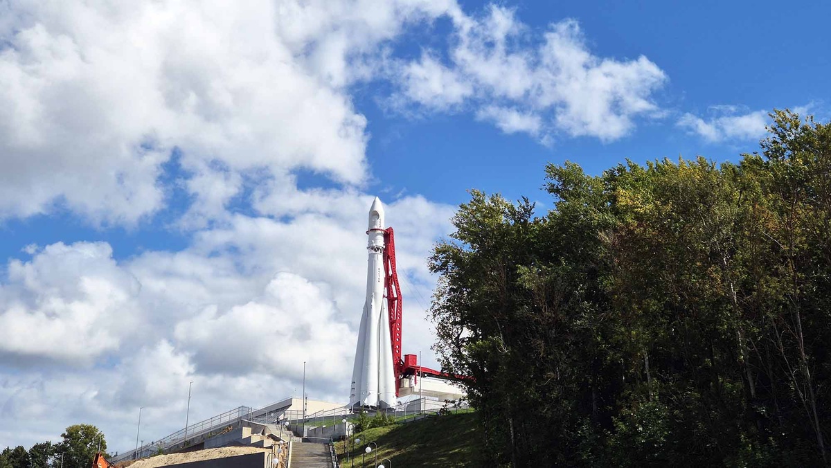 Ракету-носитель «Восток» привезли в Калугу и установили в 1972 году. В 1961-м этот дублер также стоял на стартовой площадке на «Байконуре». Если бы с первой ракетой возникли сложности, то Юрий Гагарин полетел бы на этой