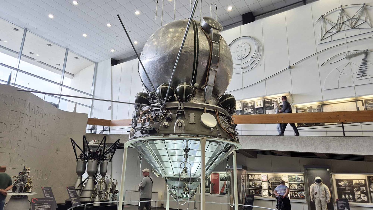 В музее можно увидеть спутники Земли, ракеты, а также двигатели и другие части космических аппаратов