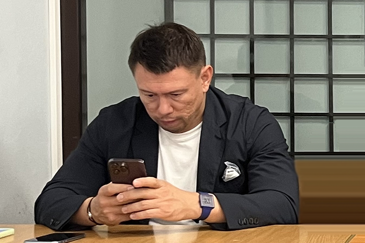    По версии следствия, Нурсиль Хусаенов, используя аффилированные фирмы, занимался поставкой сырного продукта с заменой молочного жира, при этом, переклеивая этикетки, указывал ложные сведения о производстве и качестве продукта