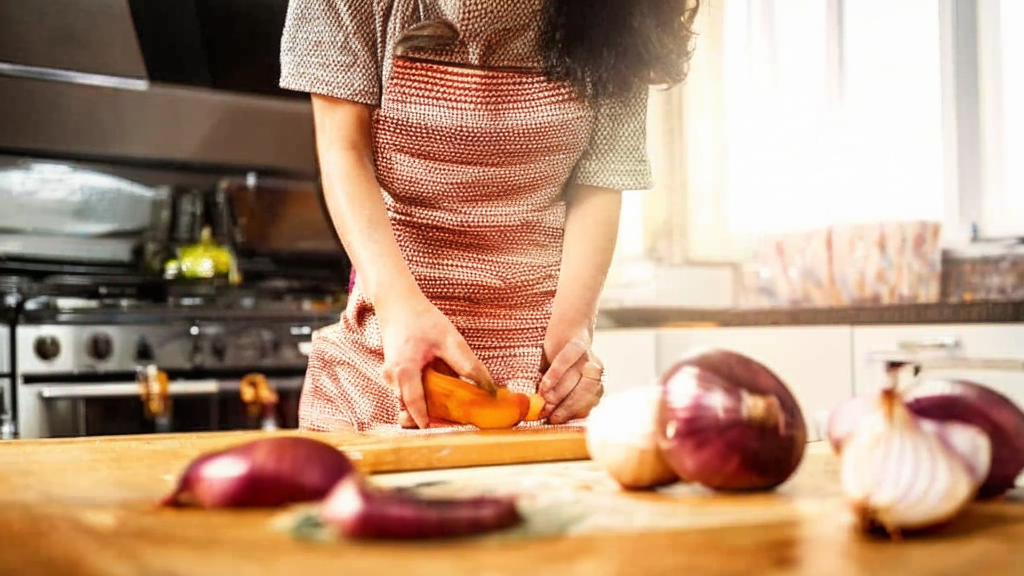 Данная статья представляет собой комплексное руководство, раскрывающее научные и кулинарные принципы правильного приготовления репчатого лука. Автор детально анализирует, как различные способы термической обработки — обжаривание, карамелизация, пассерование и тушение — влияют на текстуру, вкус и аромат этого фундаментального для многих кухонь мира ингредиента. 
Особое внимание уделяется биохимическим процессам, происходящим при нагревании, таким как реакция Майяра и гидролиз сахаров, которые трансформируют острый и резкий вкус сырого лука в сложную палитру сладких, пикантных и глутаматных нот.
Практическая часть статьи содержит пошаговые инструкции и профессиональные техники: от правильной нарезки, минимизирующей выделение сернистых соединений, до контроля температуры и времени для достижения идеального результата — от золотистого и хрустящего до мягкого и джемоподобного. 
Материал позволяет как начинающим, так и опытным поварам не просто следовать рецепту, а понимать суть каждого действия для уверенного применения знаний на практике.
