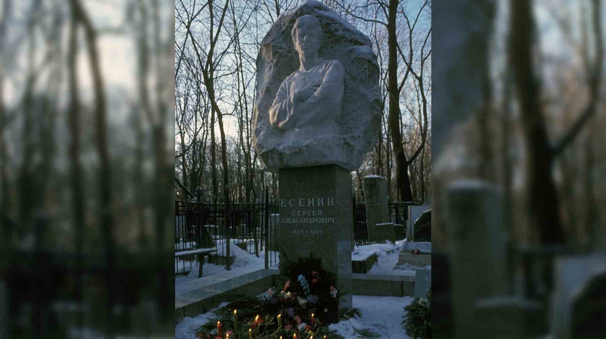    Могила Есенина на Ваганьковском кладбище / Фото: Global Look Press / GVP0