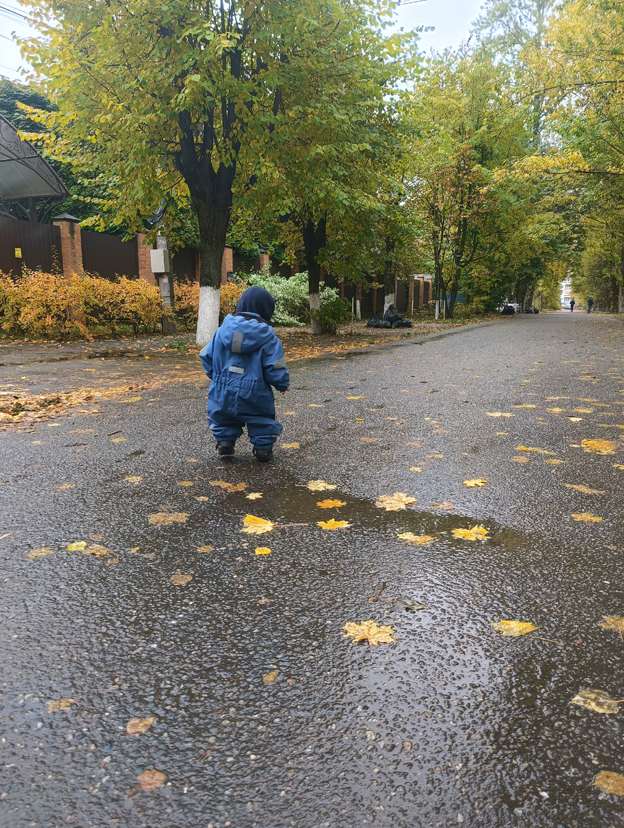 Знакомство с лужами идет полным ходом 😀