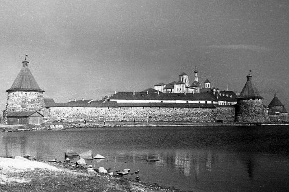 Изначально территория СЛОНа охватывала только Соловецкие острова, однако вскоре его отделения появились на материке — сначала в прибрежных районах Карелии, а затем в Северном Приуралье и на Кольском полуострове.