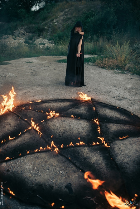 Колдун у пентограммы