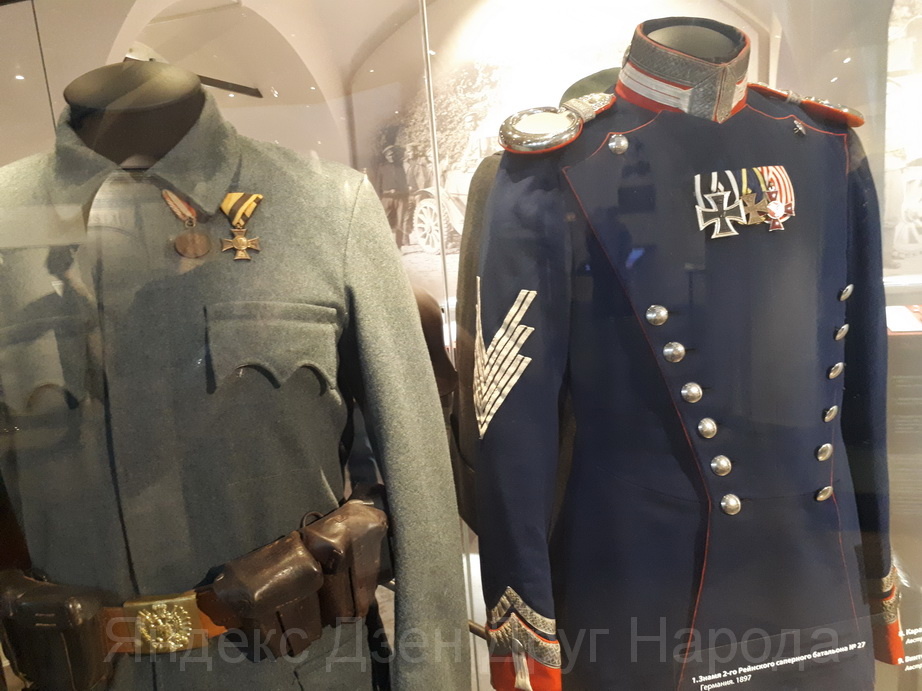 Мундир рядового пехоты австро-венгерской армии и мундир германского генерала. Фото автора