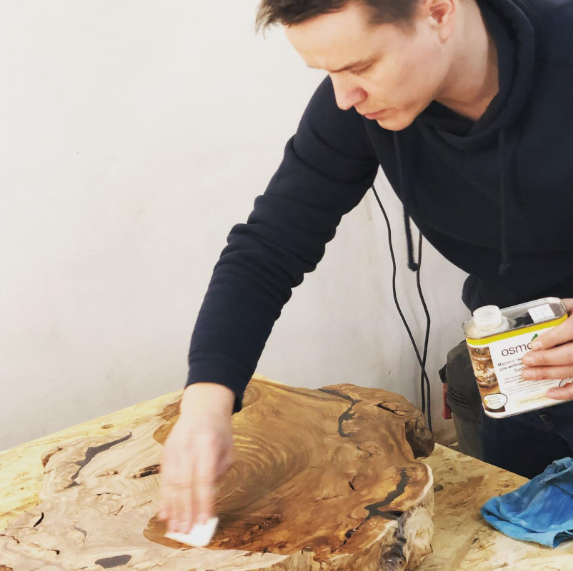 В процессе нанесения масла на столешницу