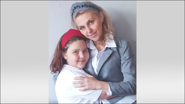    Именно этот ободок в виде небольшого кокошника - в цвет школьной формы, между прочим - в гимназии попросили снять и больше не носить//Фото предоставлено Царьграду