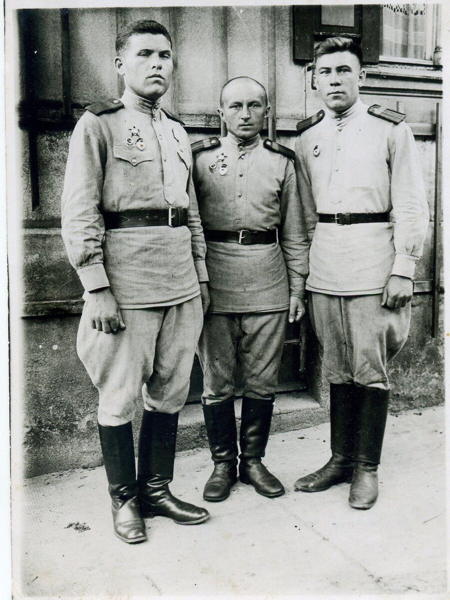 Н.М. Самсонов (в центре) с сослуживцами. Из фондов Музея родного края им. В.И. Абрамова Алексеевского района РТ.