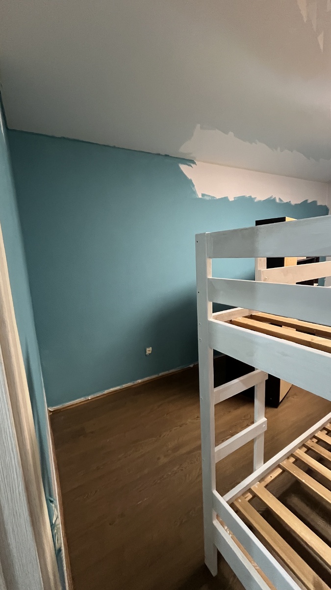 Завершающий этап покраски самой большой стены😉 мебель тут уже выкрашена💪🏻