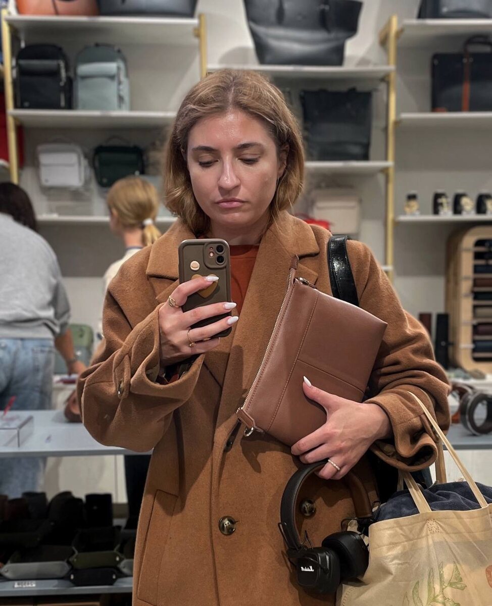 Категорически неподходящие друг к другу цвета, хотя ничто не предвещало, сумка другая, но цвет тот самый