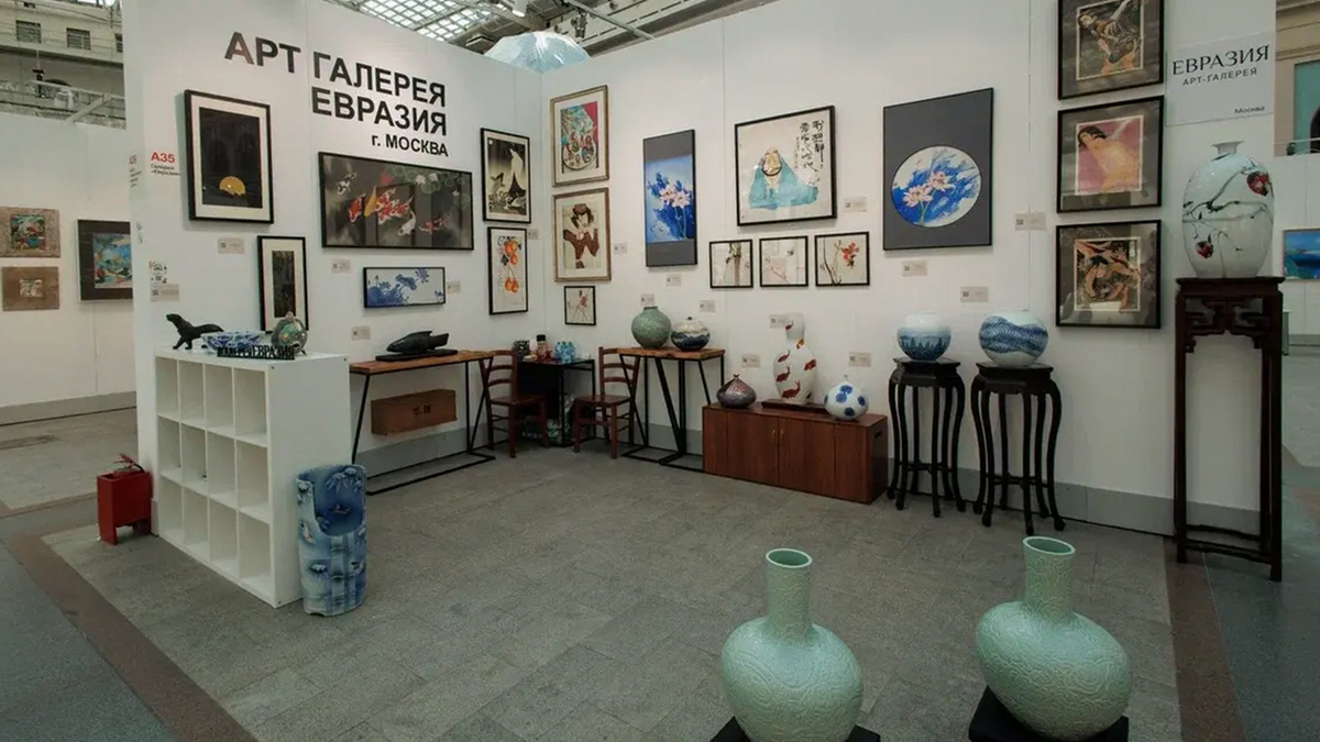 Экспозиция ярмарки «Арт Россия. Классика. Новый взгляд». Источник: https://clck.ru/3PXbT7 →