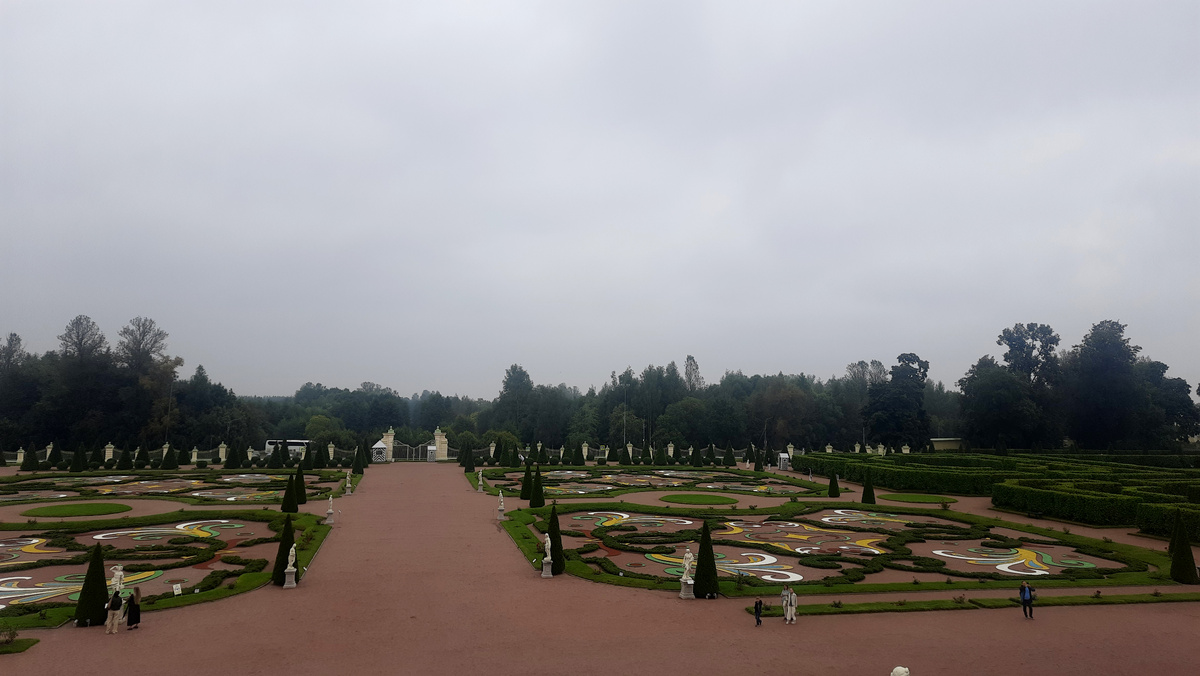 Перед дворцом регулярный парк