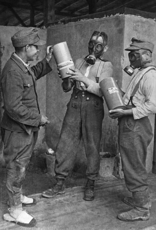 Двое немцев, работавших в газовых камерах, исполнители массовых убийств позируют с контейнерами отравляющего газа «Циклон-Б» в концлагере Майданек под городом Люблин после освобождения лагеря советскими войсками.