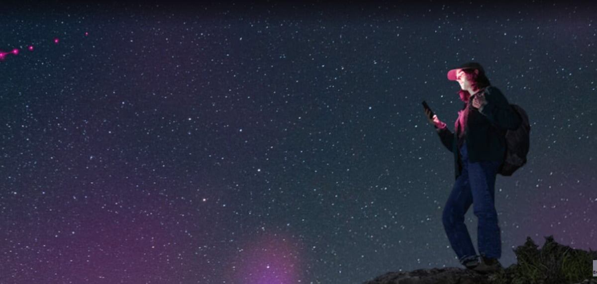    Пользователь мобильного телефона на природе / © T-Mobile