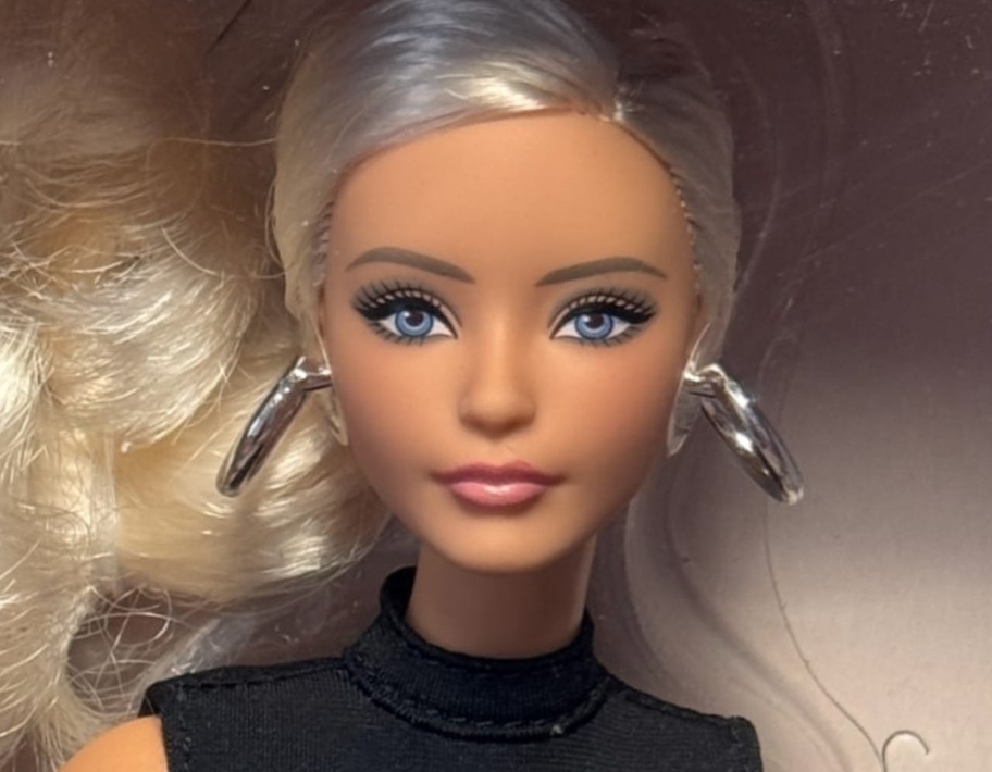 Это прям моя, которую купила (на верхней губе нюанс краски) но я всегда ориентируюсь на ровность глаз, особенно одинаковый размер. Что крайне проблематично кюу Mattel. Губы не такая беда.